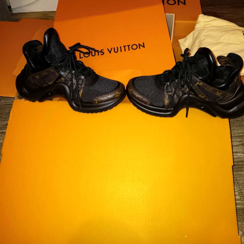 Louis-vuitton Arch light Sneakers sz 39.5